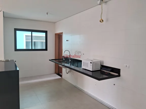 Imagem Casa sobreposta alta em Santos no bairro da Aparecida com varanda de frente na sala, 2 suítes e uma vaga de garagem a venda por R$ 830.000,00
