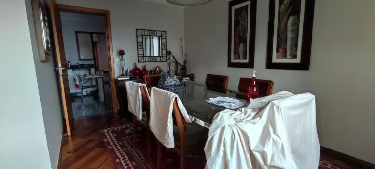 Imagem Apartamento 148 M², 3Q, 2 Suítes, Suíte com hidromassagem, 2 salas, lareira, 4 banheiros, 3 vagas, dependência completa de serviço, academia, sauna.
