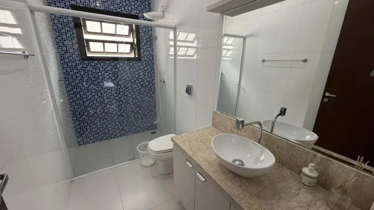 Imagem Casa a 120m do mar com 3 quartos (2 suítes), 209m² de área construída e 251m² de terreno, em Itacolomi, Balneário Piçarras - Adriano Carpes Imóveis vende!