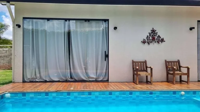 Imagem TÉRREA, 3 suítes, piscina, em rua fechada no Miolo da Granja!