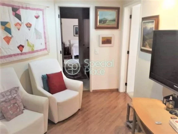 Imagem Apartamento Duplex Primeiro Piso - Amplo living com lareira e terraço, sala de jantar, sala de tv, ...