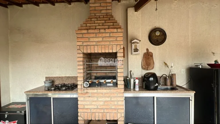 Imagem Casa à venda no Fabrício, Uberaba: 3 dormitórios, churrasqueira e móveis planejados.