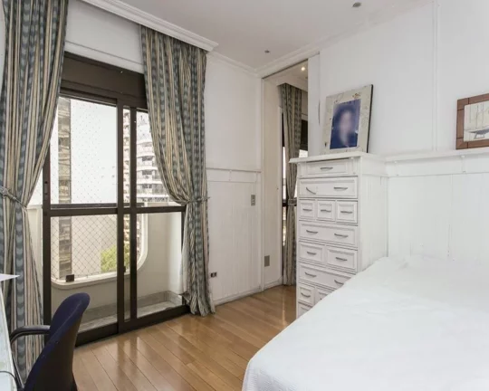 Imagem Lindo apartamento, amplo living para 3 ambientes com piso de tábuas de ipê, terraço, jardim de in...