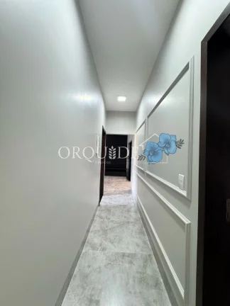 Imagem Casa à venda na cidade de rio verde com 3 quartos, 3 suítes, 2 salas, 1 banheiro, 1 vaga de garagem e 156m² de área.