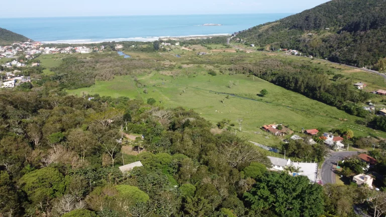 Imagem Terreno à venda no Siriú, Garopaba (SC), com 700m², leve declive e vista para o mar. A apenas 2km da praia, com água, luz e possibilidade de regulariz