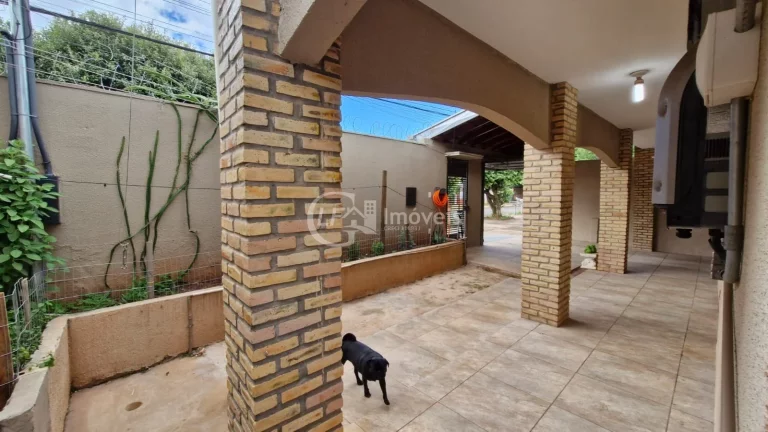 Imagem Você busca um imóvel que une conforto, espaço e potencial de investimento, essa casa no bairro Santo Antônio é a escolha ideal.