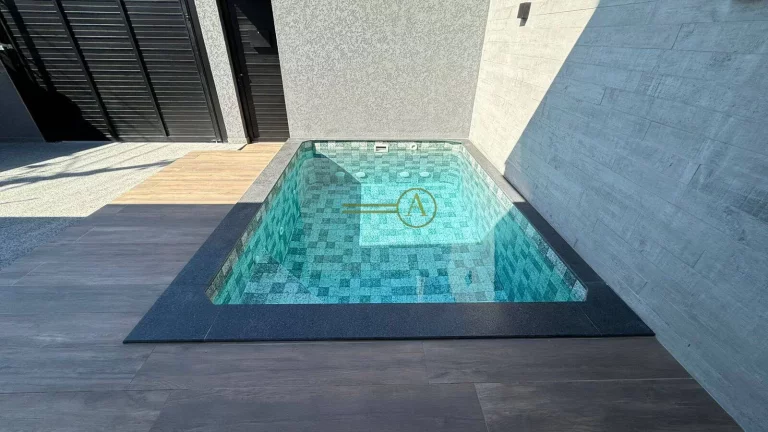 Imagem Lindo sobrado à venda novíssima com planejado de esquina apenas 600m praia