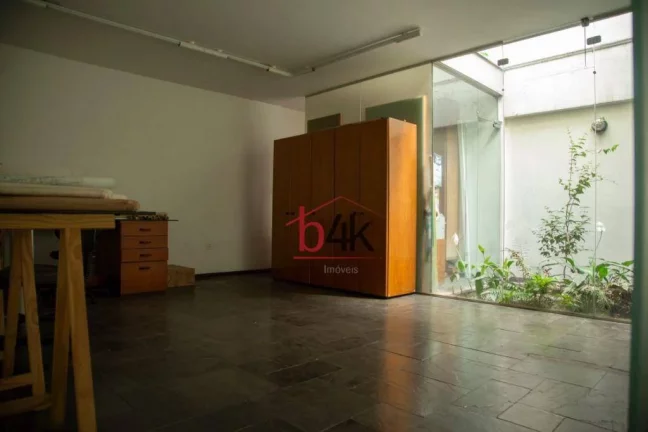 Imagem Casa para locação e/ou venda em Moema. 200m², 4 quartos, 4 banheiros e 3 pavimentos. na rua Maturi, 55.