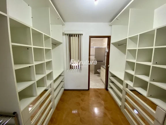 Imagem Encantadora Residência de 180m² em Camobi: 3 Quartos, Suíte com Closet, Área Gou