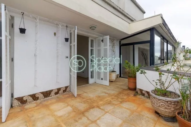 Imagem Linda Penthouse no miolo do bairro. São 231m² de área privativa, 3 dormitórios ( 1 suíte) e 2 v...