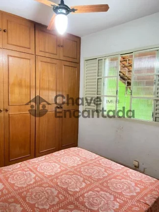 Imagem Casa grande com piscina e sustentabilidade.