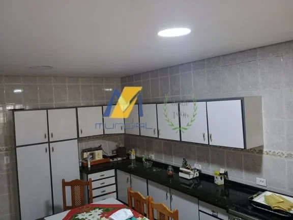 Imagem Casa à Venda com 228m², 2 dormitórios, 1 suíte, 1 sala e 4 vagas!!!