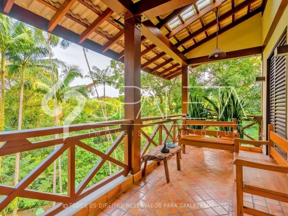 Imagem Aprecie o luxo e a tranquilidade no condomínio Iporanga, Guarujá: Casa exclusiva com ambientes espaçosos e vista deslumbrante