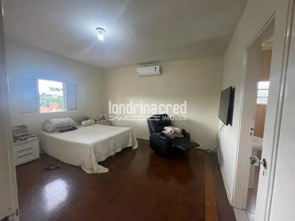Imagem Casa na região central de Londrina, ideal para moradia, comércio ou investimento, com 390m² de terreno, 280m² construídos, 3 quartos, suíte e 2 vagas.