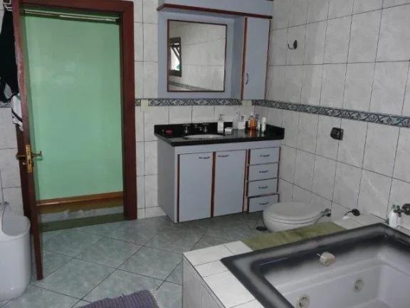 Imagem ???? Sobrado Amplo com Estilo Clássico - 4 Quartos, Suíte com Banheira e Muito Espaço!
