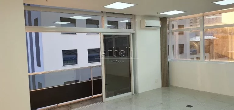 Imagem Sala com 43 metros quadrados com 2 pontos para ar-condicionado, 1 banheiro, janelas amplas, piso de ...