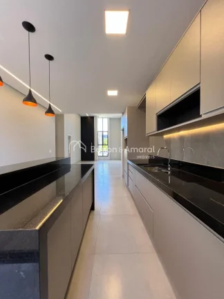 Imagem Encante-se com esta charmosa casa térrea, localizada em um dos condomínios mais tranquilos e bem l...