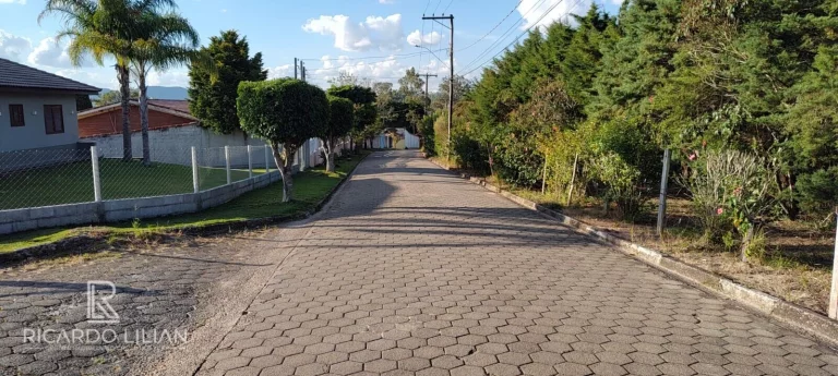 Imagem "Oportunidade única! Terreno em declive com vista deslumbrante e infraestrutura completa em condomínio de chácaras com portaria 24 horas"