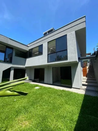 Imagem Casa nova de alto padrão com 4 suítes e 3 vagas de garagem em Itajaí/SC