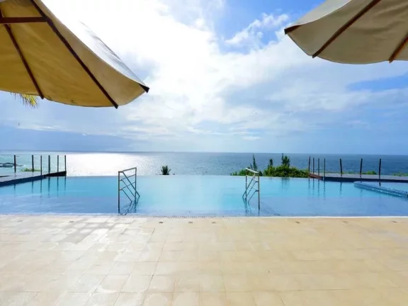 Imagem A 5ª Avenida Imóveis selecionou esse apartamento de 1/4 Sala Duplex no BAHIA LODGE, ancorado no melhor ponto do Rio Vermelho, debruçado sobre o mar: