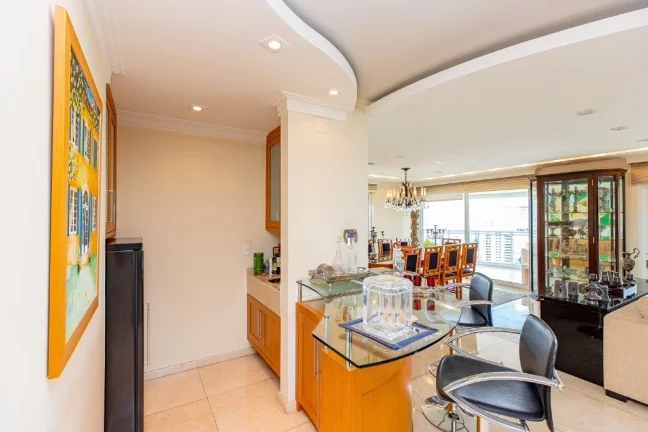 Imagem Luxuosa Cobertura Duplex à Venda em São Paulo - Pacaembu: 3 Quartos, 3 Suítes, 3 Salas, 6 Banheiros, 6 Vagas de Garagem, 1.175m² de Área - Um Espetáculo de Residência!
