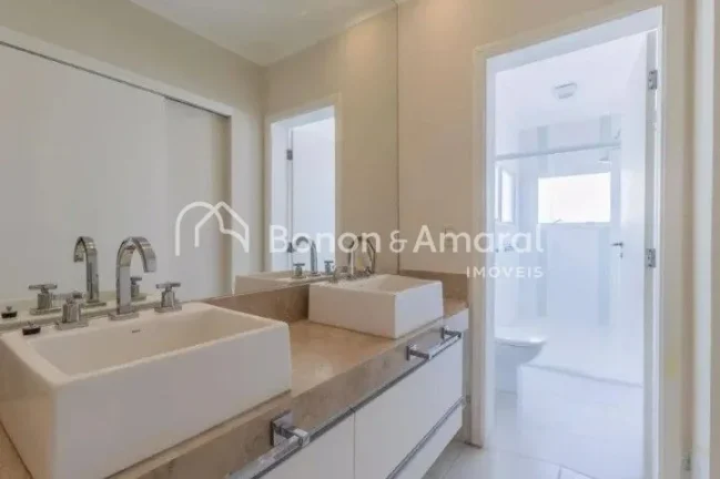 Imagem Esta residência de alto padrão oferece 290 m² de área construída em um terreno de 360 m², unin...