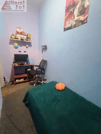 Imagem Imperdível! Casa à venda em Praia Grande-SP, bairro Tupi. 2 quartos, 1 sala, 2 banheiros, 1 vaga de garagem. Agende sua visita!