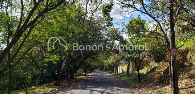 Imagem Linda residência em condomínio fechado, oferecendo três quartos, sendo duas suítes, sala ampla p...