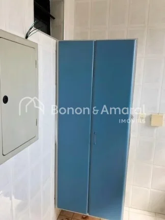 Imagem A sala ampla, com dois ambientes, é perfeita para receber amigos ou curtir momentos de tranquilidad...