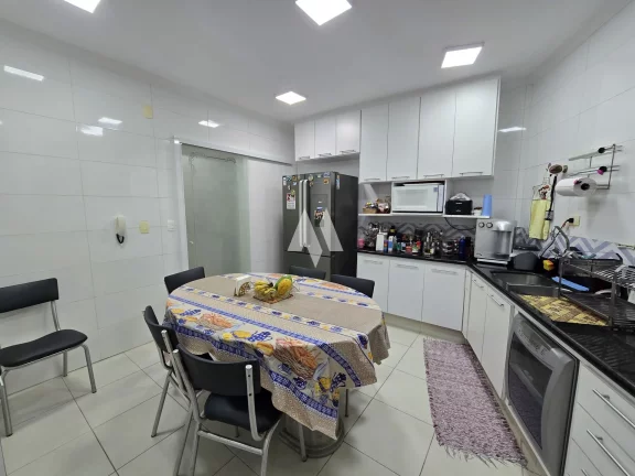 Imagem Oportunidade Única! Casa Sobreposta Baixa, Isolada, 3 Suítes e Localização Privilegiada!