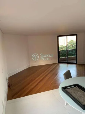Imagem Oportunidade. Apartamento super espaçoso, com 220m2 de área útil, 4 dormitórios ( 3 suítes ) e ...