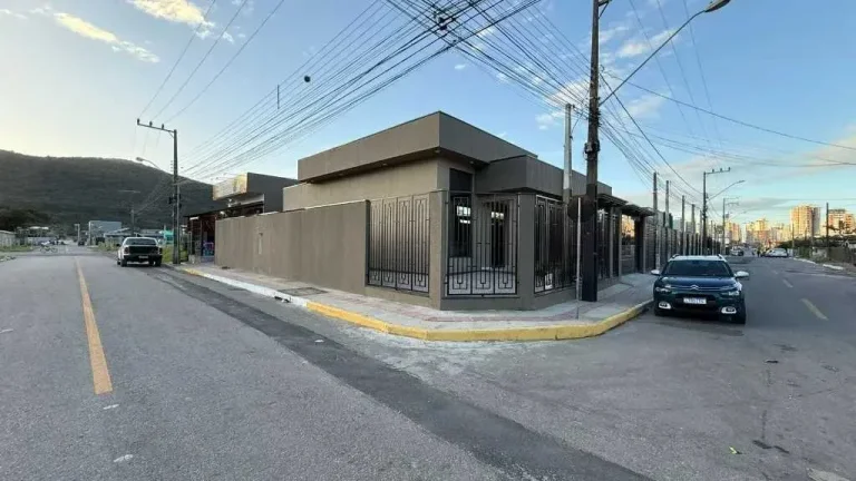 Imagem Casa nova mobiliada com 2 suítes e 2 vagas + Sala Comercial no Bairro Morretes, Itapema/SC