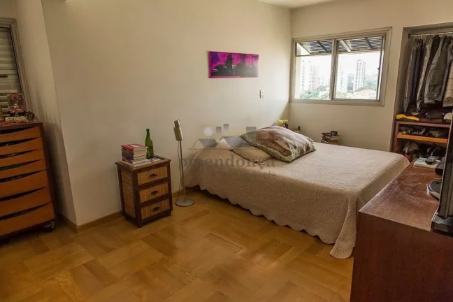 Imagem Apartamento totalmente reformado, com piso de madeira, living para 02 ambientes, 03 dormitórios sen...