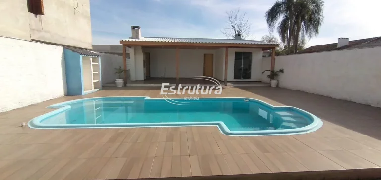 Imagem casa ampla no Pé de Platano 3 dormitórios, piscina e garagem para 3 automóveis