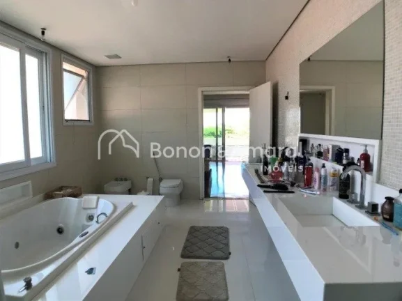 Imagem Linda e espaçosa casa de condomínio com área de 704 m². O imóvel possui living com pé direito ...
