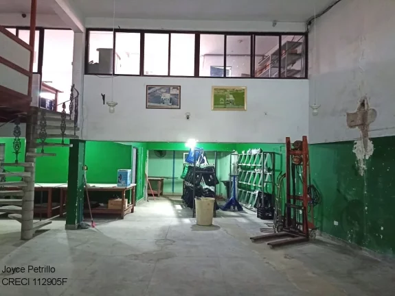 Imagem Galpão comercial com 2 mezaninos, cozinha e 3 banheiros. Localização estratégica em Peruíbe. Ideal para empresas. Agende sua visita!