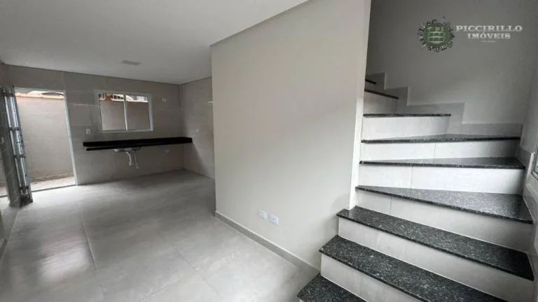 Imagem Sobrado com 2 dormitórios à venda, 49 m² por R$ 350.000 - Maracanã - Praia Grande/SP