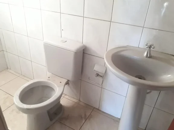 Imagem Casa com 3 dormitórios (1 suite), sala, banheiro social com box blindex e armários, cozinha com AE...