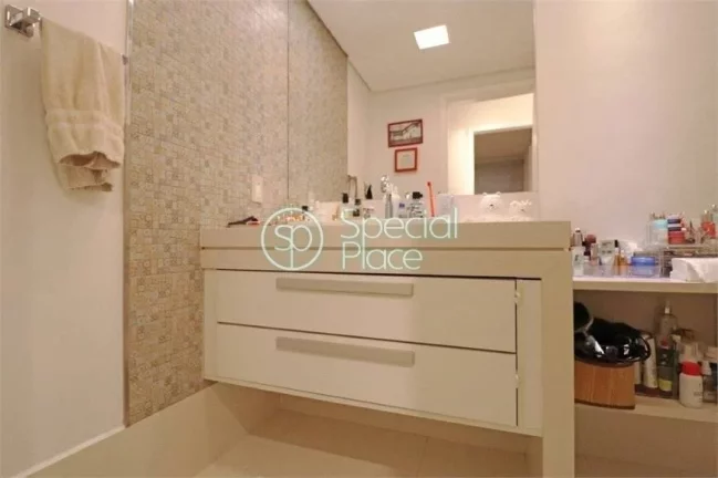 Imagem Apartamento com três dormitórios, totalmente reformado. A cozinha ficou linda e está integrada ao...