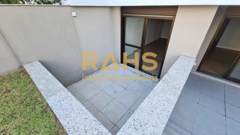 Imagem Amplo giardino no bairro América de Joinville! O Apartamento conta com 3 suítes, 2 salas, 5 banhei...