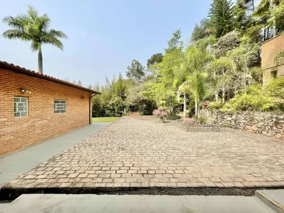 Imagem Condomínio de alto padrão, arborizado e com alamedas largas.