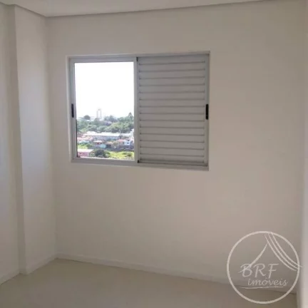 Imagem Vendo apartamento em Bairro Arreias São José SC, de três dormitórios, suíte, duas vagas livres, cozinha e área de serviço mobiliados.