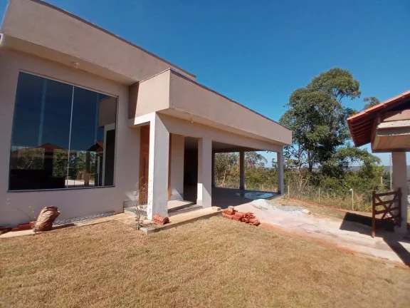 Imagem casa em condomínio, 1 suíte, lavabo, espaço gourmet, piscina, varanda.
