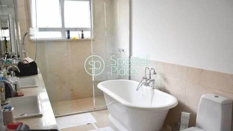 Imagem Excelente apartamento com 250m², reformado, espaços generosos, com terraço e excelente localizaç...