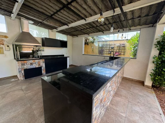 Imagem Casa com 4 suítes ao lado do Shopping da Granja Viana