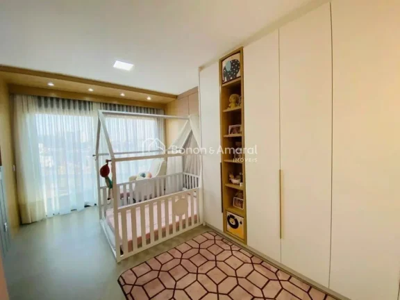 Imagem São no total 4 suítes, sendo 3 no andar superior e uma reversível no térreo.
Suíte master com c...