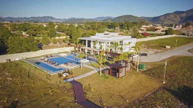 Imagem Terreno 450m² à venda em Garopaba-SC: CONDOMÍNIO AQUALINA LAKE CLUB - Luxo à Beira da Lagoa!