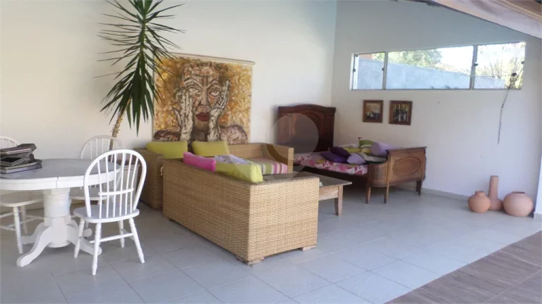 Imagem Sobrado à venda com 4 quartos, sendo 4 suítes, em Granja Viana, Carapicuíba - SP