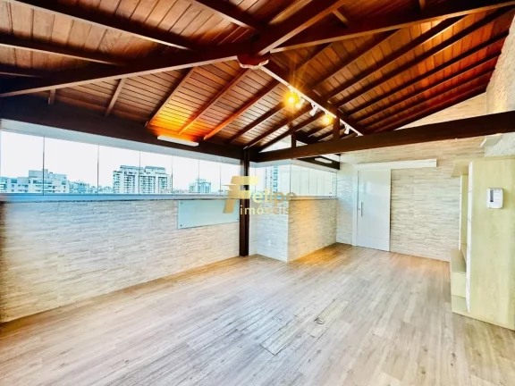 Imagem Prepare-se para conhecer sua casa suspensa, são 345 m2 de muito charme com vista para o MAR.
