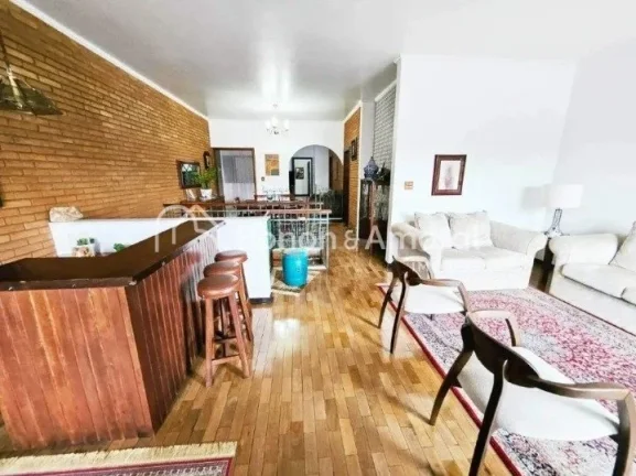 Imagem Casa bem localizada, em avenida consolidada, rodeada por clínicas, comércio, escritórios e estaci...